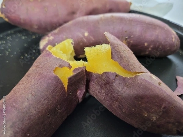 Fototapeta 추운 겨울날 따끈하게 즐기는 한국의 대표 간식, 노란 속살이 달콤한 찐고구마