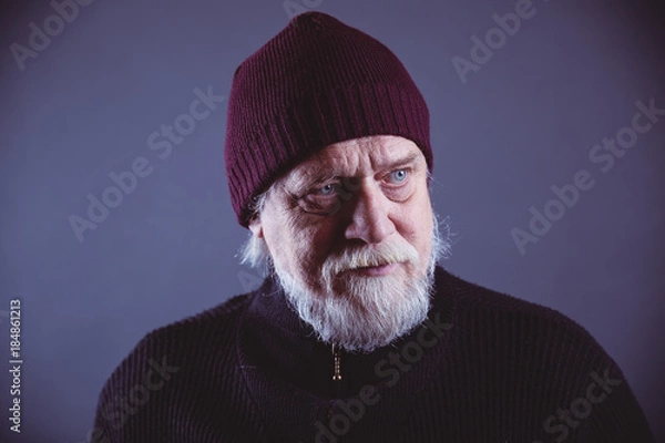 Obraz Attraktiver Senior mit Bart friert
