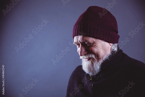 Obraz Attraktiver Senior mit Bart friert 
