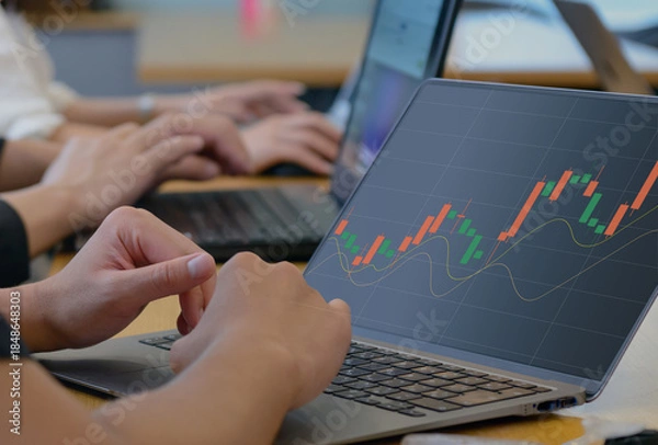 Fototapeta 上昇トレンドを示す株価チャートを分析するビジネスパーソン