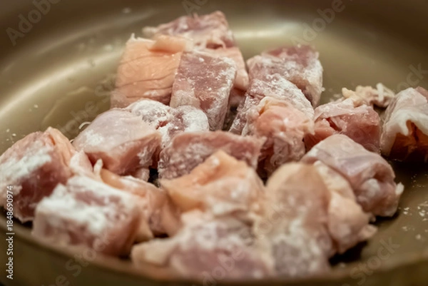 Obraz 鶏肉を炒める