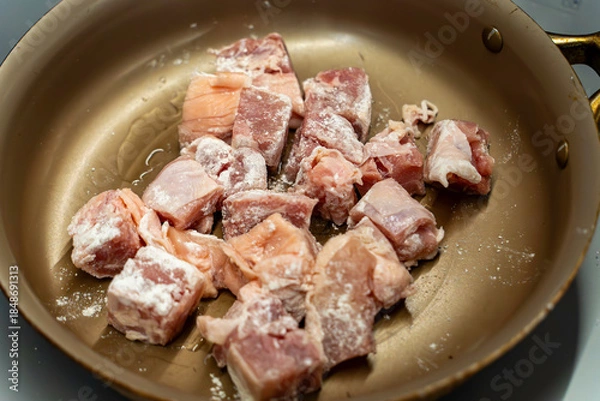 Obraz 鶏肉を炒める