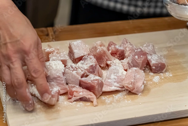 Obraz 鶏もも肉に粉をまぶす