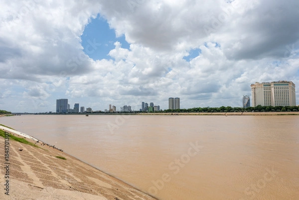 Obraz プノンペンの市街地を流れるトンレサップ川