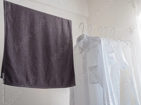Obraz 室内に干された洗濯物