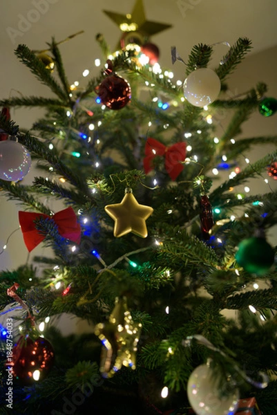 Obraz Décorations et lumières dans un sapin de Noël