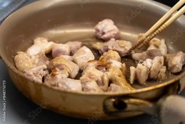 Obraz 鶏肉を炒める