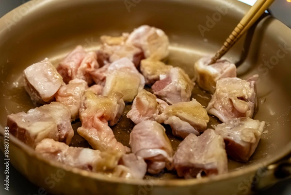 Obraz 鶏肉を炒める