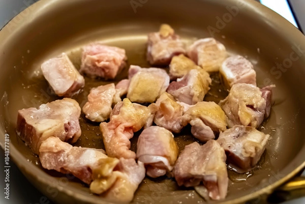 Obraz 鶏肉を炒める