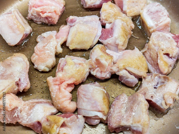 Obraz 鶏肉を炒める