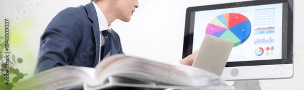 Fototapeta 経営の戦略や結果のグラフを見る社長や経営者の売上アップの成功イメージの顔無しのバナー