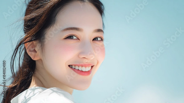 Obraz 笑顔できらめく綺麗な肌と白い歯を見せる日本人女性美人モデルの接写写真。オーラルケア、スキンケア、コスメ広告用。