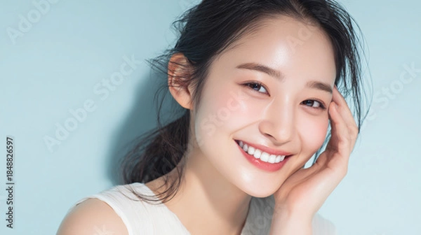 Obraz 笑顔できらめく綺麗な肌と白い歯を見せる日本人女性美人モデルの接写写真。オーラルケア、スキンケア、コスメ広告用。