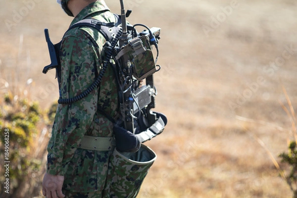 Obraz 無線機を背負った自衛官