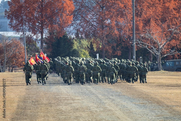 Obraz 紅葉の中を走る自衛官