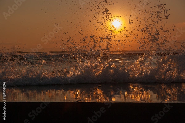 Obraz 夕陽と波しぶき