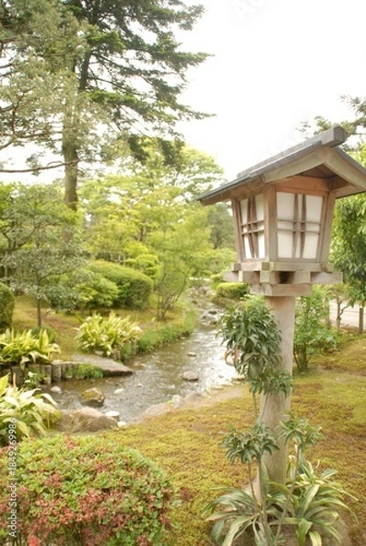 Obraz 静かな美しい庭園の風景と灯篭のある風景
