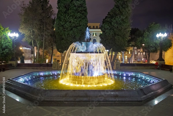 Fototapeta Sabir square fountain, Baku, Azerbaijan at night. The fountain in the city center. Baku Azerbaijan . night vision of a round park Fountains square