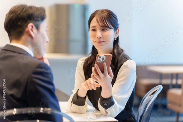 Obraz カップル　デート　スマートフォン