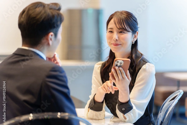 Obraz カップル　デート　スマートフォン