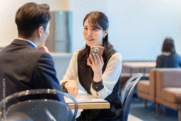 Obraz カップル　デート　スマートフォン