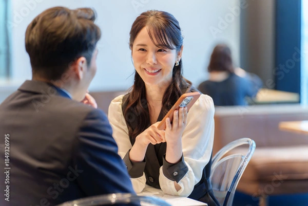 Obraz カップル　デート　スマートフォン