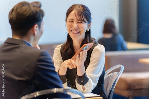 Obraz カップル　デート　スマートフォン