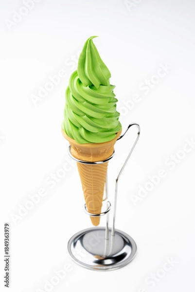 Obraz 白背景の抹茶ソフトクリームコーンと金属スタンド