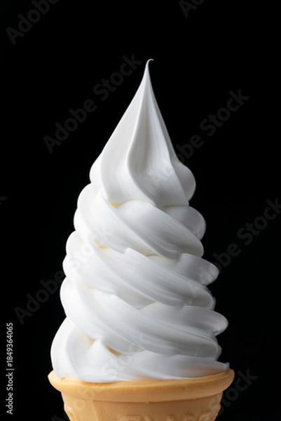 Obraz 黒背景に浮かぶバニラソフトクリームコーンのシンプルなスイーツ