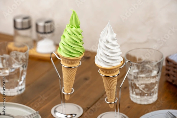 Obraz カフェテーブルの抹茶とバニラのソフトクリームコーン二つと金属スタンド