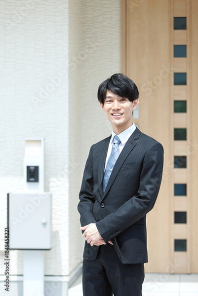 Obraz 自宅の前に立つビジネスマン