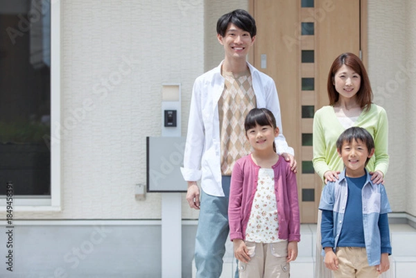 Obraz 自宅の玄関先に立つ家族