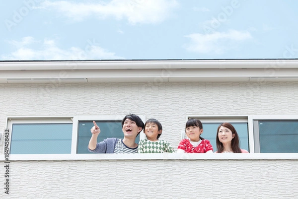 Obraz ベランダから外を見る家族