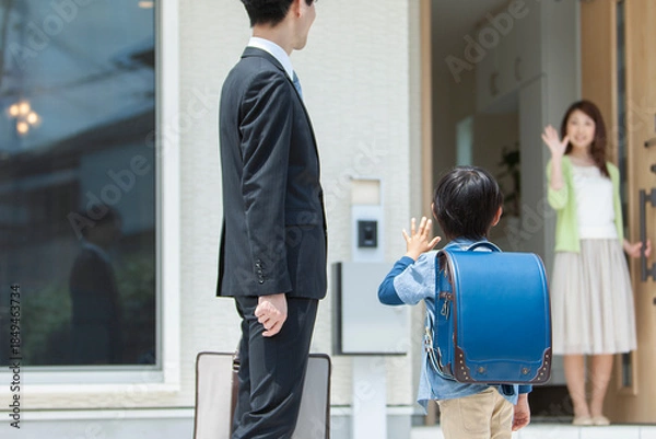 Obraz 玄関先で見送る母親と家族