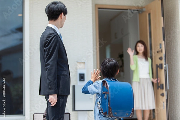 Obraz 玄関先で見送る母親と家族