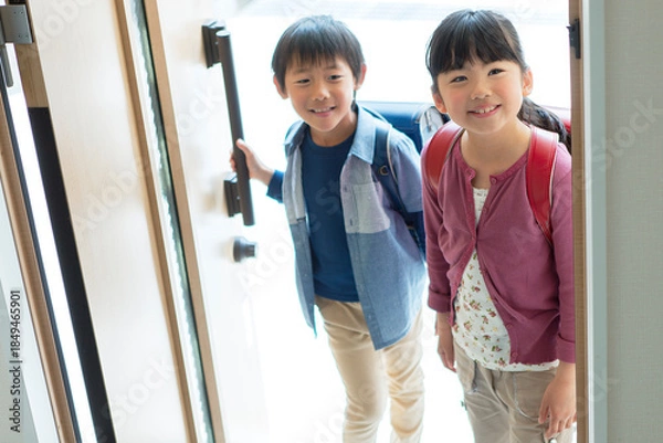 Obraz 帰宅したランドセルを背負った姉弟