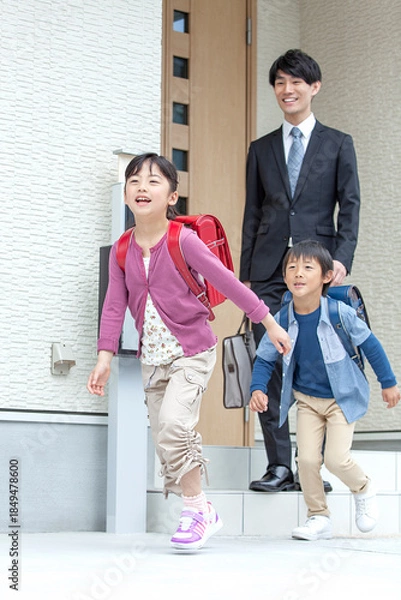 Obraz 自宅を出る父親と姉弟