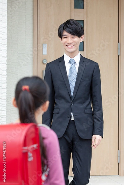 Obraz 自宅を出る父親と娘