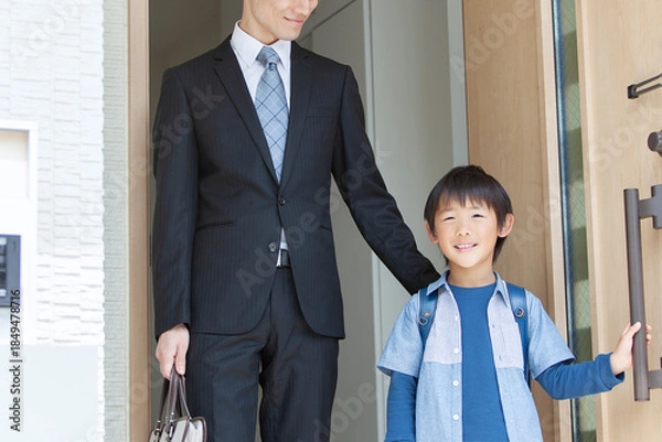 Obraz 自宅を出る父親と息子