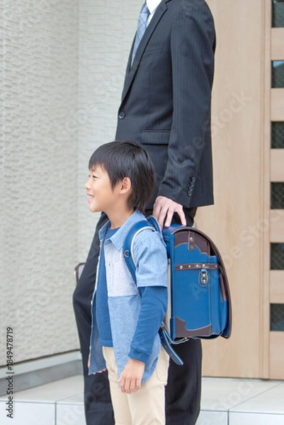 Obraz 自宅を出る父親と息子