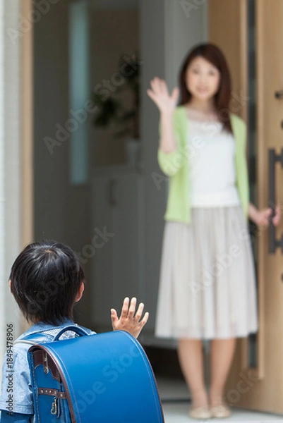 Obraz 玄関先で見送る母親と息子