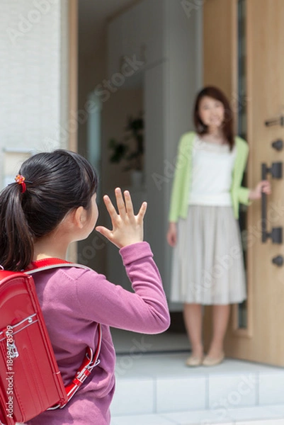 Obraz 玄関先で見送る母親と娘