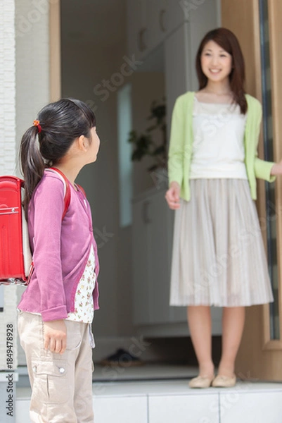 Obraz 玄関先で見送る母親と娘