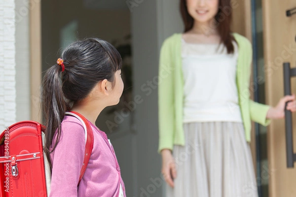 Obraz 玄関先で見送る母親と娘