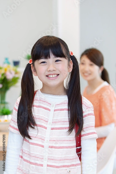 Obraz リビングに立つ女の子