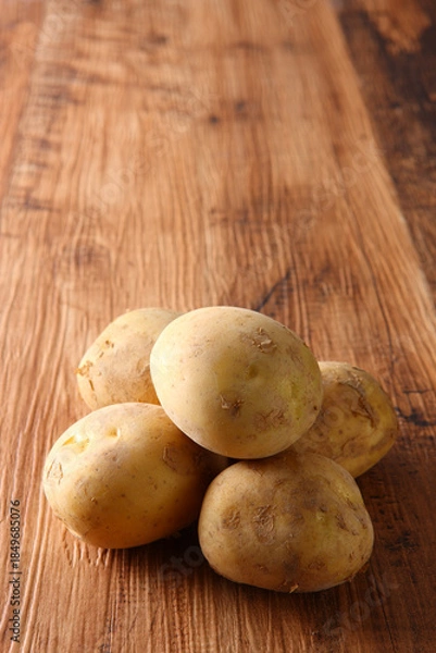 Obraz 新じゃがいも５個　木目バック
