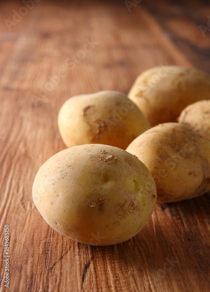 Obraz 新じゃがいも５個　木目バック