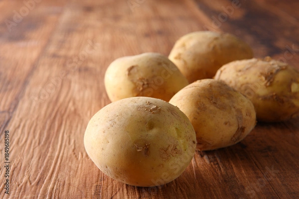 Obraz 新じゃがいも５個　木目バック