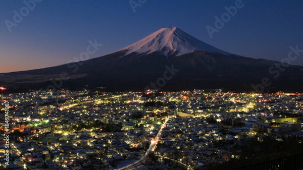 Obraz 新倉山浅間公園から見た富士山と富士吉田市の街並み