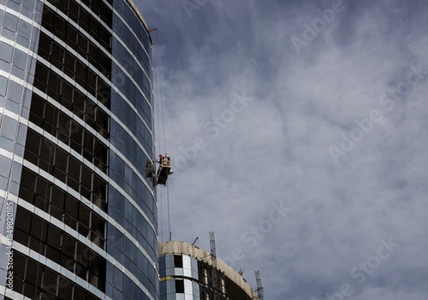 Obraz Construction worker on a suspended cradle